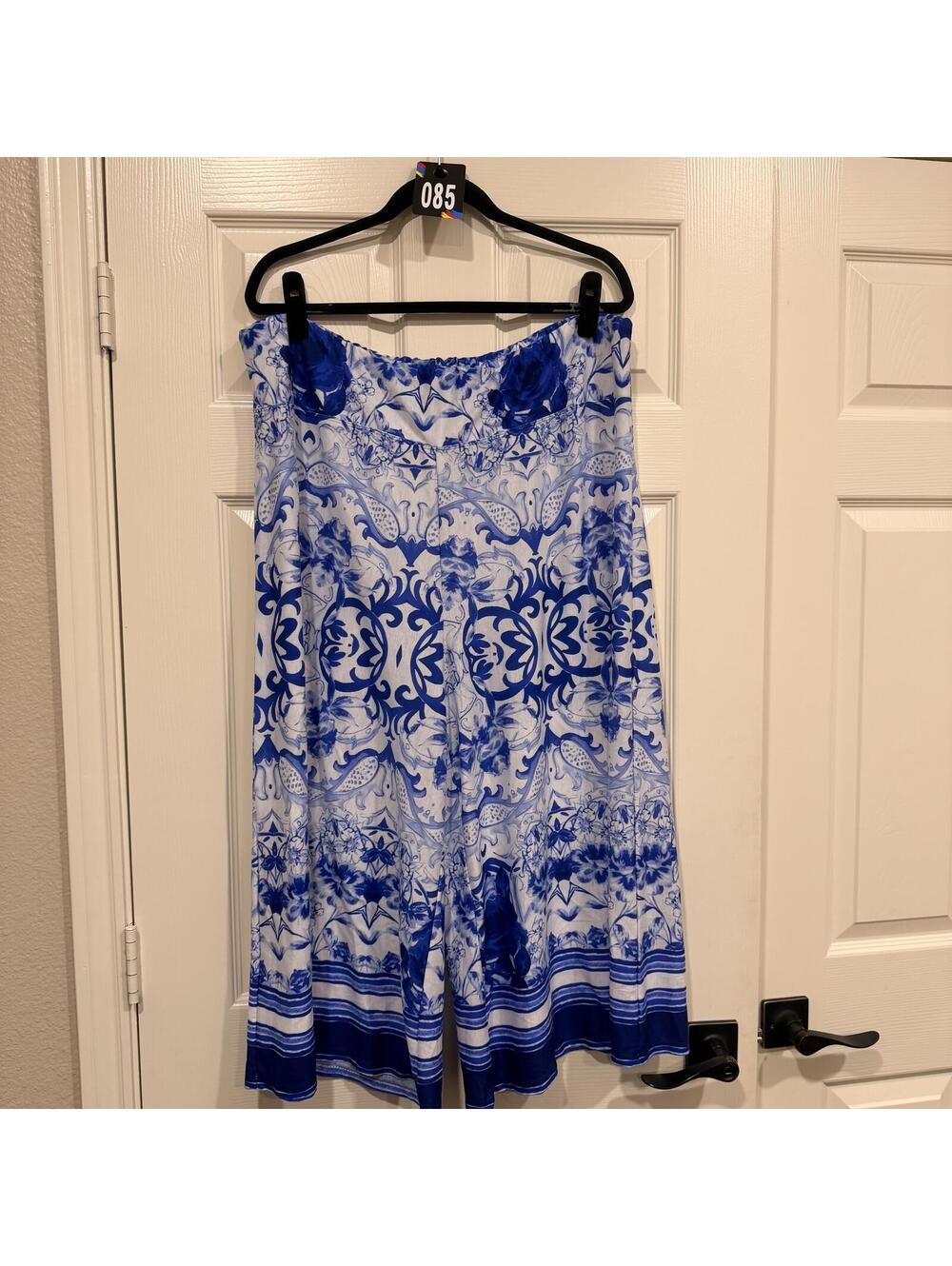 #85 ONQUE WOMAN Sz. 1X floral stretchy wide leg flare capris